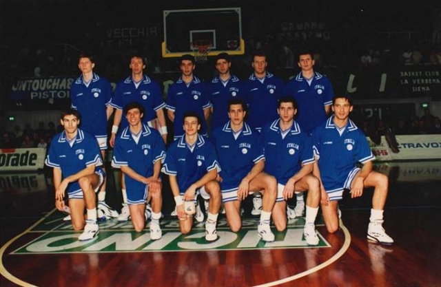 La Nazionale italiana maschile del 1992 composta da Andrea Meneghin, Gregor Fučka, Andrea Rossini, Walter Magnifico, Stefano Rusconi, Beppe Bosa, Andrea Niccolai e Mario Boni.